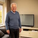 Henk uit Rolde met een gerepareerde televisie